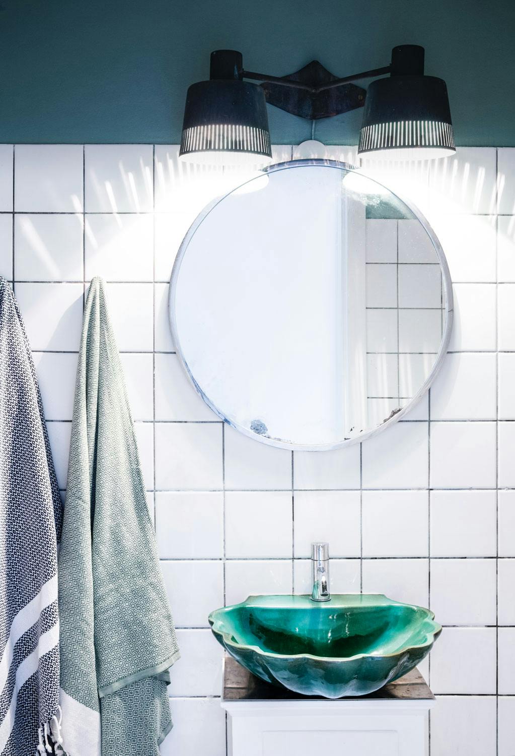 Badet med den grønne vasken Bad med grønn vask formet som en skjell
